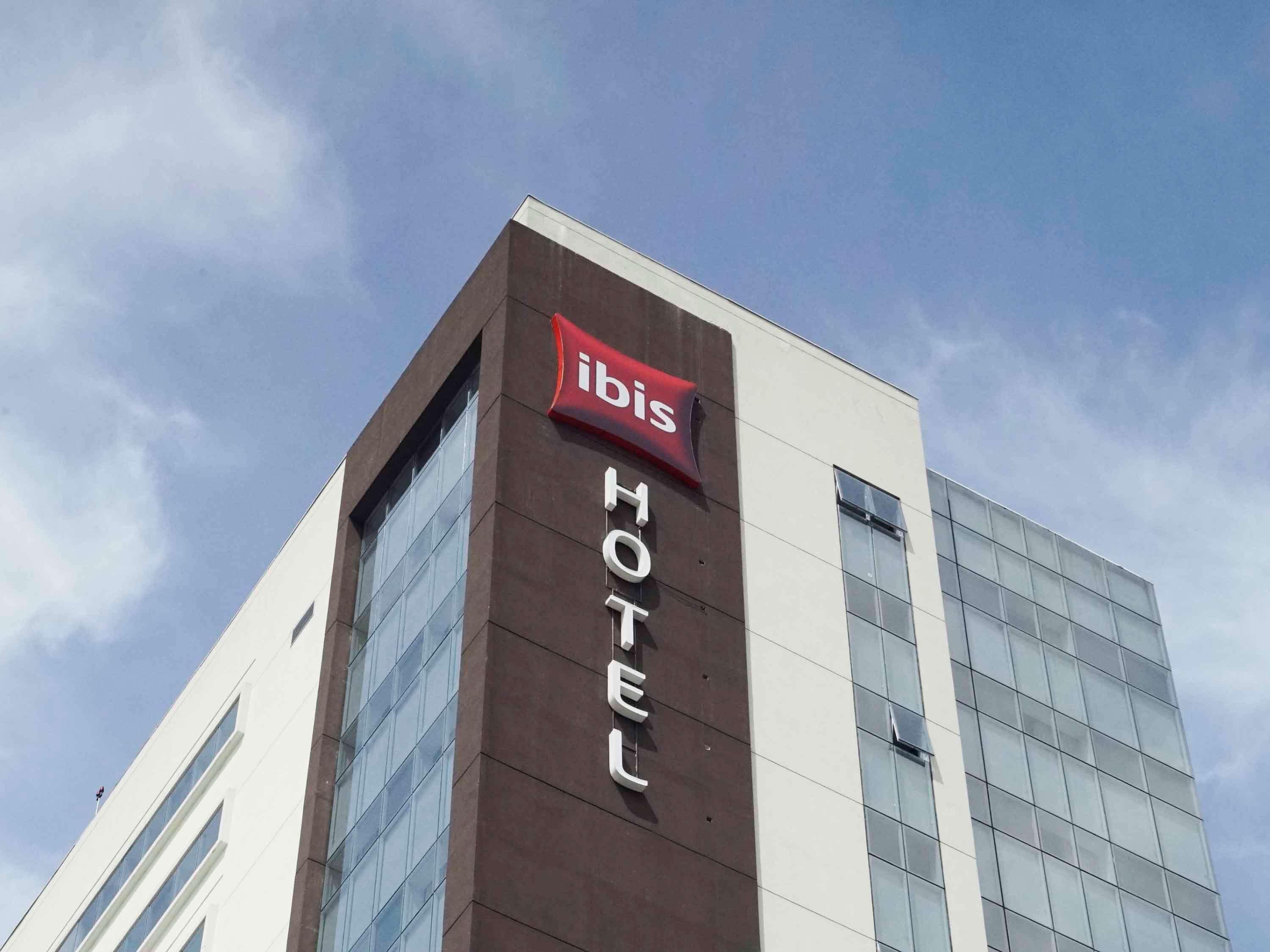Отель Ibis Озаску Экстерьер фото
